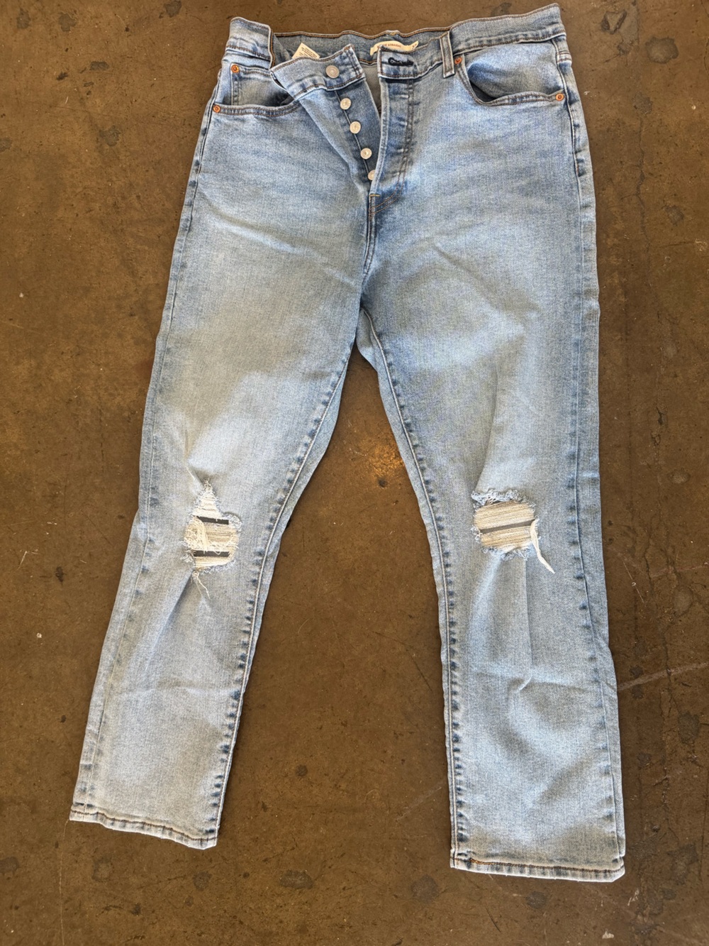 Levi Stretch Light Wash Distressed Women’s Wedgie Straight Jeans size 32